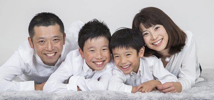 明るい楽しいシンプルな家族写真